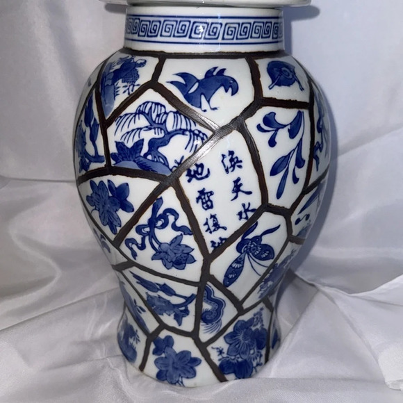Chinese Blue and White Lidded Jar Hand Painted with Floral and Leaf - Picture 6 of 11